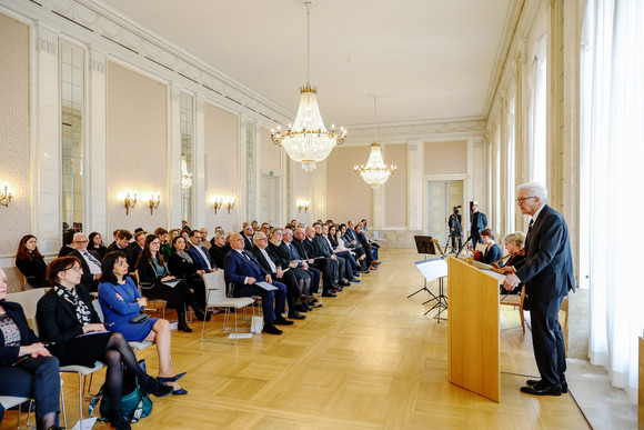 Gedenkveranstaltung 80. Jahrestag der Deportation von Sinti und Roma Ministerpräsident Winfried Kretschmann (rechts) bei seiner Ansprache zu den Gästen der Gedenkveranstaltung.