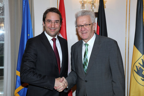Antrittsbesuch Kretschmann empfängt österreichischen Botschafter Ministerpräsident Winfried Kretschmann (r.) und der österreichische Botschafter Dr. Nikolaus Marschik (l.)