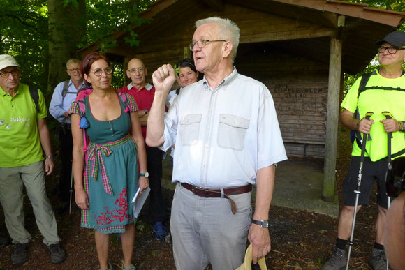 Sommertour Kretschmann wandert mit Bürgerinnen und Bürgern Bei Neuffen: Ministerpräsident Winfried Kretschmann (M.) mit einer Wandergruppe
