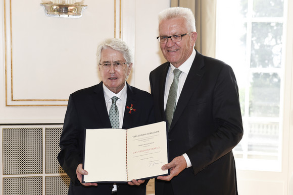 Auszeichnung Verdienstkreuz 1. Klasse für Frank Elstner Ministerpräsident Winfried Kretschmann (r.) und Frank Elstner (l.)