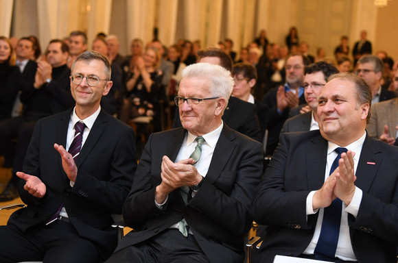 Denkmalpflege Bundespreis für Handwerk in der Denkmalpflege v.l.n.r.: Dr. Steffen Skudelny (Vorstand der Deutschen Stiftung Denkmalschutz), Winfried Kretschmann (Ministerpräsident von Baden-Württemberg), Hans-Peter Wollseifer (Präsident des Zentralverbandes des Deutschen Handwerks) (Bild: Franziska Kraufmann / Deutsche Stiftung Denkmalschutz)