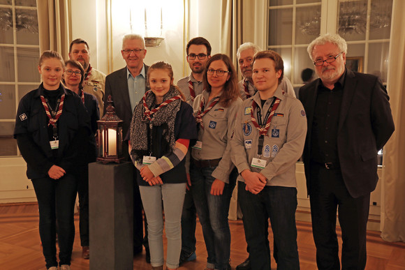 Aktion Pfadfinder übergeben Friedenslicht Ministerpräsident Winfried Kretschmann (4.v.l.) und Staatsminister Klaus-Peter Murawski (r.) mit einer Delegation von Pfadfinderinnen und Pfadfindern anlässlich der Übergabe des diesjährigen Friedenslichts