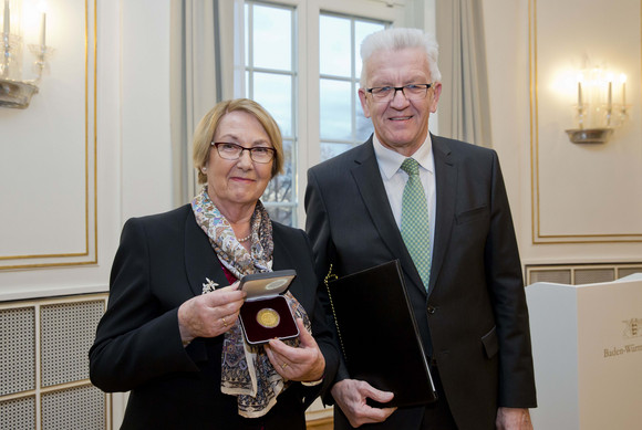 Auszeichnung Große Staufermedaille in Gold für Ministerin a.D. Barbara Schäfer-Wiegand Ministerpräsident Winfried Kretschmann (r.) und Ministerin a.D. Barbara Schäfer-Wiegand (l.)