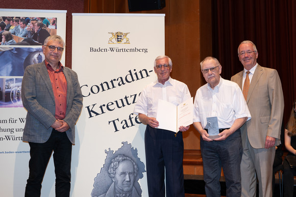 Staatssekretär Arne Braun eehrt 16 Amateurmusik-Vereine mit der Conradin-Kreutzer-Tafel