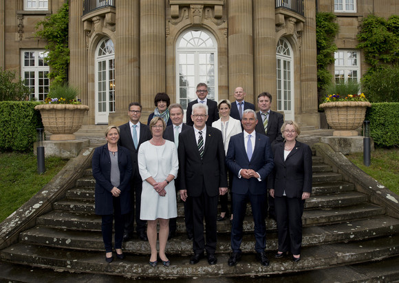 Regierung Die Landesregierung Die Mitglieder der Landesregierung vor der Villa Reitzenstein