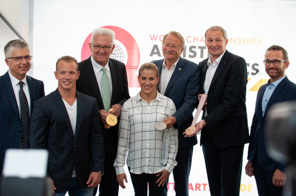 Sport Präsentation der Medaillen der Turn-WM 2019 Stuttgart v.l.n.r.: Dr. Peter Huber, Betriebsleiter (Münzleiter) der Staatlichen Münze Baden-Württemberg, Fabian Hambüchen, Ministerpräsident Winfried Kretschmann, Elisabeth Seitz, Landtagsabgeordneter Wolfgang Drexler, Bernd Kußmaul und Michael Scharmann, Oberbürgermeister von Weinstadt
