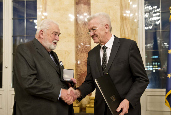 Auszeichnung Große Staufermedaille in Gold für Herzog Carl von Württemberg Ministerpräsident Winfried Kretschmann (r.) und Carl Herzog von Württemberg (l.)