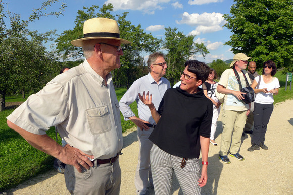 Sommertour Kretschmann wandert mit Bürgerinnen und Bürgern Freilichtmuseum Beuren: Ministerpräsident Winfried Kretschmann (l.) im Gespräch