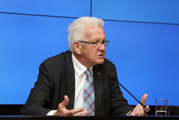 Pressekonferenz Kabinett bringt Änderung des Psychisch-Kranken-Hilfe-Gesetzes auf den Weg Ministerpräsident Winfried Kretschmann bei der Regierungspressekonferenz (Bild: Staatsministerium Baden-Württemberg)