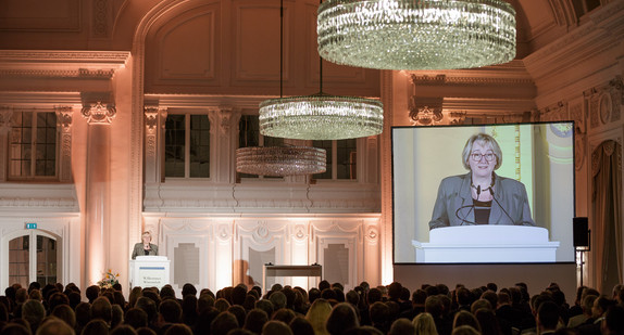 Ministerin Bauer bei ihrer Begrüßungsrede, Foto: MWK