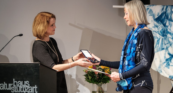 Staatssekretärin Petra Olschowski zeichnet Petra Bewer mit Bundesverdienstkreuz aus