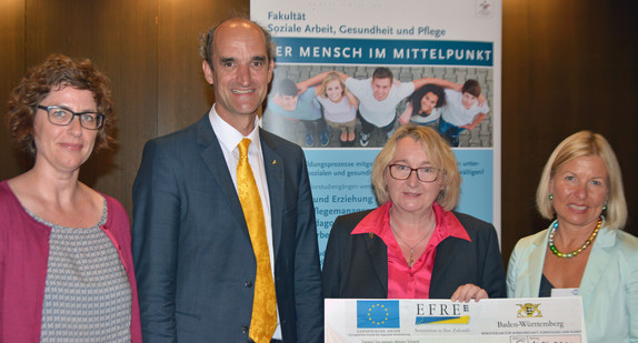Personen v.l.n.r.: Prof. Dr. phil. Gabriele Fischer - Projektpartnerin im ZAFH-Vorhaben von der HS Esslingen, Prof. Dr. rer. nat. Christian Maercker - Rektor der Hochschule Esslingen, Ministerin Theresia Bauer, Prof. Dr. rer. soc. Dipl.-Päd. Karin Reiber - Projektleiterin ZAFH care4care; Foto: MWK