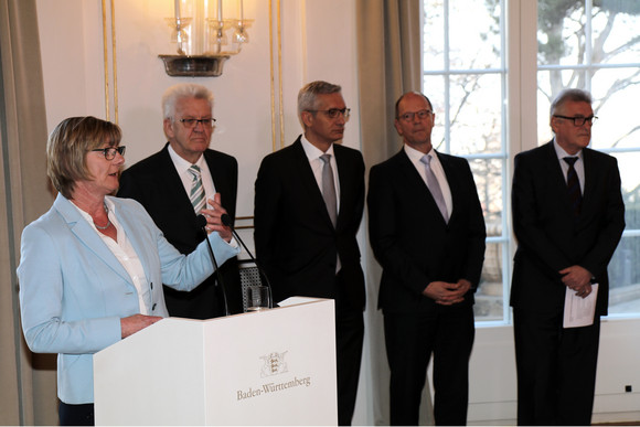 Besoldung Mehr Geld für Beamte v.l.n.r.: Finanzministerin Edith Sitzmann, Ministerpräsident Winfried Kretschmann, Staatssekretär Martin Jäger, Matthias Grewe, Vorsitzender des Vereins der Richter und Staatsanwälte Baden-Württemberg e.V., und Volker Stich, Vorsitzender des Beamtenbundes Baden-Württemberg