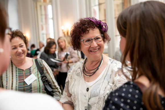 Gesellschaft Festlicher Frühjahrskaffee mit Gerlinde Kretschmann Gerlinde Kretschmann im Gespräch mit Gästen (Bild: Staatsministerium Baden-Württemberg)