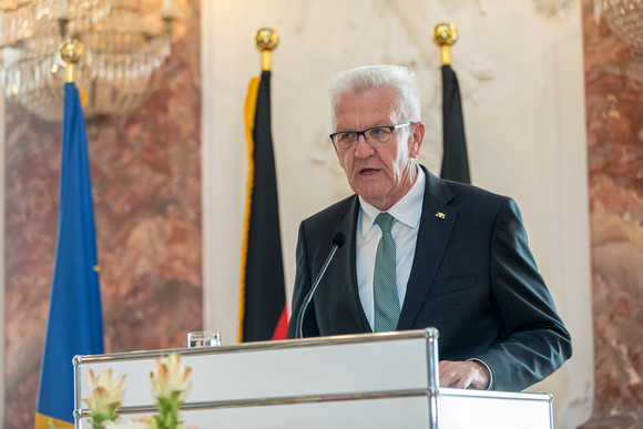 Auszeichnung Verdienstorden des Landes an 18 verdiente Persönlichkeiten Ministerpräsident Winfried Kretschmann bei seiner Ansprache (Bild: Staatsministerium Baden-Württemberg)