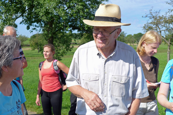 Sommertour Kretschmann wandert mit Bürgerinnen und Bürgern Bei Hülben: Ministerpräsident Winfried Kretschmann (M.) im Gespräch