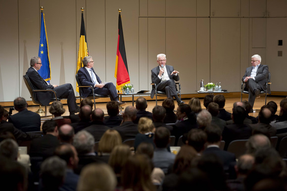Europa Auftakt des Europadialogs Ministerpräsident Winfried Kretschmann (2.v.r.), Andreas Voßkuhle (l.), Präsident des Bundesverfassungsgerichts, und Joschka Fischer (r.), ehemaliger deutscher Außenminister, auf dem Podium im Gespräch