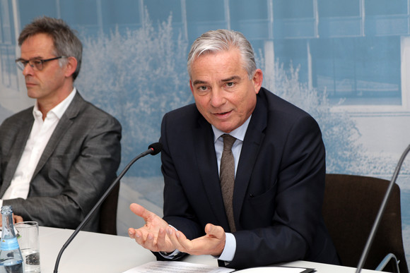 Pressekonferenz Elektronische Akte für die Landesverwaltung Innenminister Thomas Strobl (r.) und Regierungssprecher Rudi Hoogvliet (l.)