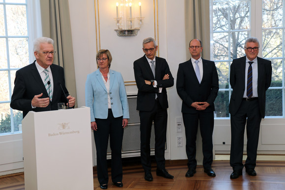 Besoldung Mehr Geld für Beamte v.l.n.r.: Ministerpräsident Winfried Kretschmann, Finanzministerin Edith Sitzmann, Staatssekretär Martin Jäger, Matthias Grewe, Vorsitzender des Vereins der Richter und Staatsanwälte Baden-Württemberg e.V., und Volker Stich, Vorsitzender des Beamtenbundes Baden-Württemberg