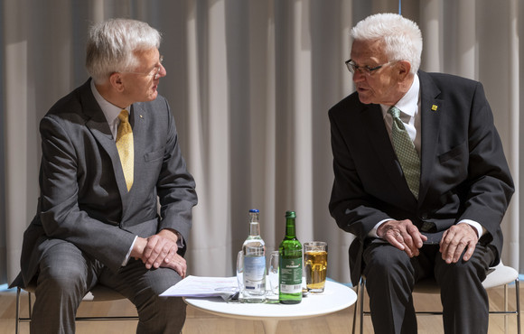 Europa Kretschmann auf Delegationsreise in der Schweiz Besuch bei der Firma Hoffmann-La Roche in Basel: Ministerpräsident Winfried Kretschmann (rechts) im Gespräch mit Verwaltungsratspräsident Dr. Christoph Franz (links).
