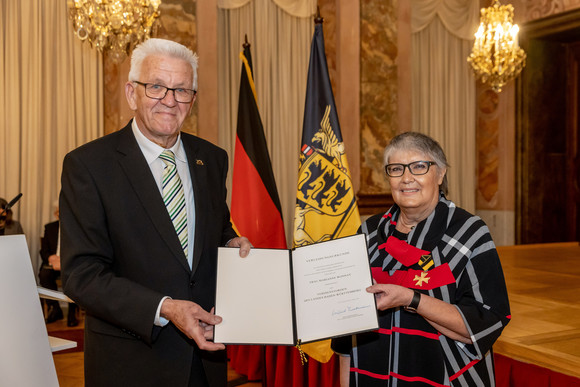 Auszeichnung Verdienstorden des Landes an 21 verdiente Persönlichkeiten Ministerpräsident Winfried Kretschmann (l.) und Marianne Wonnay (r.)