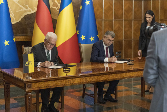 Europa Kretschmann auf Delegationsreise im Donauraum Ministerpräsident Winfried Kretschmann (links) und Rumäniens Premierminister Ion-Marcel Ciolacu (rechts) bei der Unterzeichnung einer gemeinsamen Absichtserklärung.