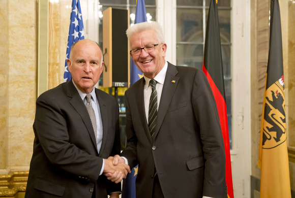 Besuch Kretschmann empfängt Gouverneur von Kalifornien Ministerpräsident Winfried Kretschmann (r.) und der Gouverneur von Kalifornien, Edmund G. „Jerry“ Brown Jr. (l.)