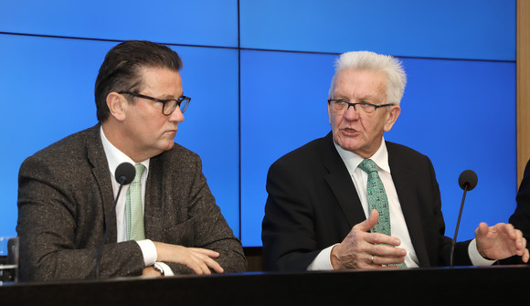PRESSEKONFERENZ Entwicklung der Luftqualität und Förderung von Bio-Musterregionen Ministerpräsident Winfried Kretschmann (r.) und Landwirtschaftsminister Peter Hauk (l.) (Bild: © Staatsministerium Baden-Württemberg)