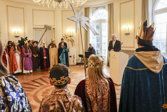 Aktion Dreikönigssingen Kretschmann empfängt Sternsingergruppen Ministerpräsident Winfried Kretschmann (hinten rechts) spricht zu den Sternsingerinnen und Sternsingern.