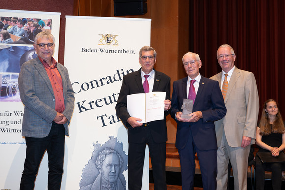 Staatssekretär Arne Braun eehrt 16 Amateurmusik-Vereine mit der Conradin-Kreutzer-Tafel