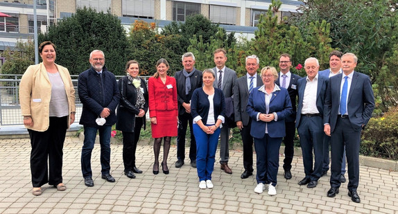 Wissenschaftsministerin Theresia Bauer auf einem Gruppenfoto mit Beschäftigten des Universitätsklinikums Ulm