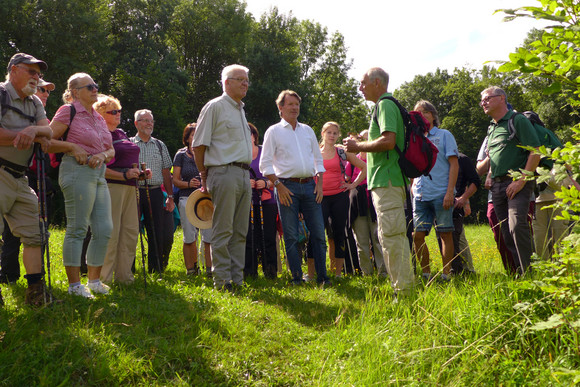 Sommertour Kretschmann wandert mit Bürgerinnen und Bürgern Wanderung zur Burg Hohenneuffen: Ministerpräsident Winfried Kretschmann gemeinsam mit der Wandergruppe