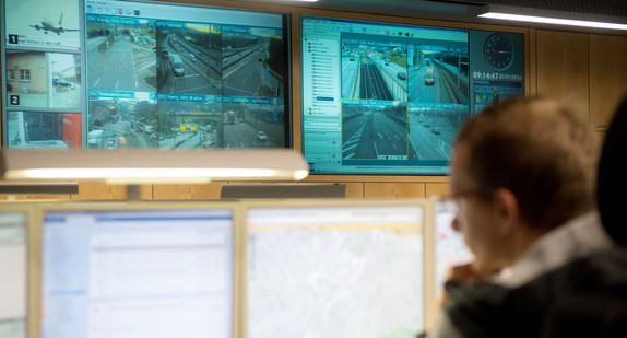 Ein Mitarbeiter der Integrierten Verkehrsleitzentrale (IVLZ) sitzt vor mehreren Monitoren. (Bild: dpa)