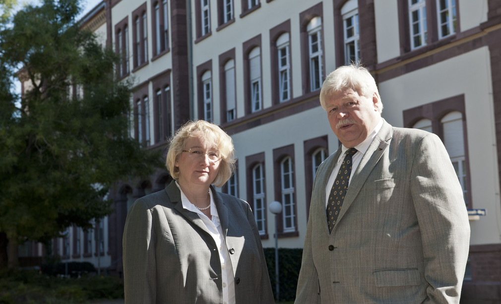 Wissenschaftsministerin Theresia Bauer besucht das KIT: Forschungsministerin Bauer und Präsident Hippler auf dem Ehrenhof des KIT.