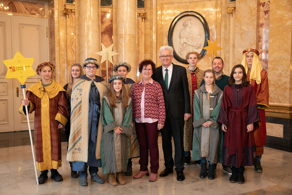 Tradition Kretschmann empfängt Sternsingergruppen Ministerpräsident Winfried Kretschmann und seine Frau Gerlinde (M.) mit den Sternsingern der Seelsorgeeinheit Rastatt (Bild: Staatsministerium Baden-Württemberg)