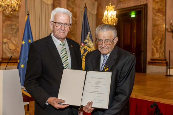 Auszeichnung Verdienstorden des Landes an 21 verdiente Persönlichkeiten Ministerpräsident Winfried Kretschmann (l.) und Hubert Haas (r.)