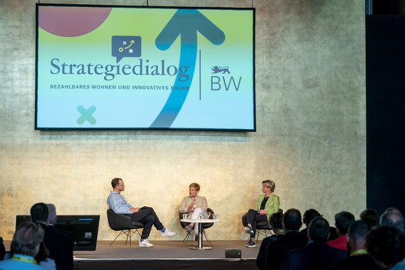 Wohnungspolitik Auftakt des Strategiedialogs Bauen und Wohnen Gesprächsrunde mit Moderator Rainer-Maria Ilg (links), Nicole Razavi (Mitte), Ministerin für Landesentwicklung und Wohnen, und Dr. Nicole Hoffmeister-Kraut (rechts), Ministerin für Wirtschaft, Arbeit und Wohnungsbau
