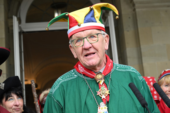 Fastnacht Närrischer Staatsempfang der Landesregierung Ministerpräsident Winfried Kretschmann mit Narrenhemd und Narrenmütze vor dem Neuen Schloss in Stuttgart.