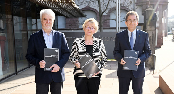 Wissenschaftsministerin Theresia Bauer sowie der Präsident des Landesarchivs, Professor Gerald Maier, und der Leiter des Generallandesarchivs, Professor Wolfgang Zimmermann