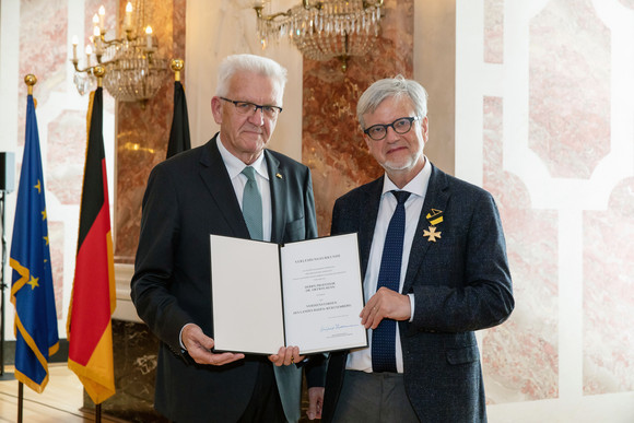 Auszeichnung Verdienstorden des Landes an 18 verdiente Persönlichkeiten Ministerpräsident Winfried Kretschmann (l.) und Prof. Dr. Ortwin Renn (r.) (Bild: Staatsministerium Baden-Württemberg)
