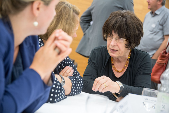 Donauraum Informations- und Beteiligungstag zur Donauraumstrategie Staatsrätin Gisela Erler (r.) im Gespräch