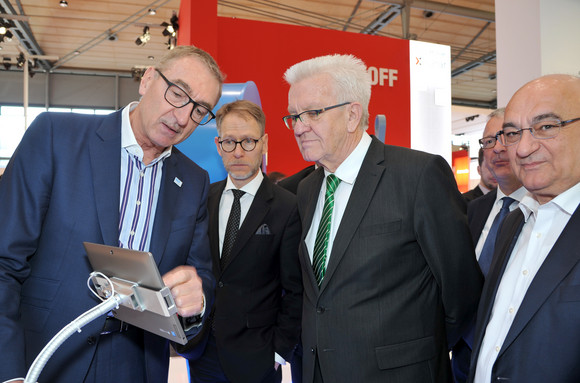 Wirtschaft Kretschmann besucht Hannover Messe Ministerpräsident Winfried Kretschmann (M.) besucht den Stand der Sick AG aus Waldkirch (Bild: Staatsministerium Baden-Württemberg)
