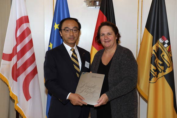 Internationale Zusammenarbeit 30 Jahre Partnerschaft mit Kanagawa Staatsministerin Theresa Schopper (r.) und Parlamentspräsident Hiroyuki Umezawa (l.) (Bild: Staatsministerium Baden-Württemberg)