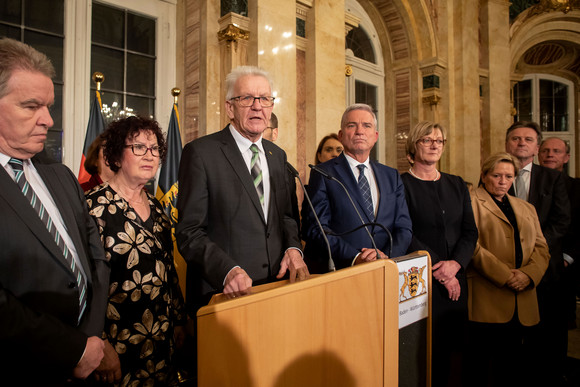 Neujahrsempfang der Landesregierung „Baden-Württemberg: weltweit vernetzt“ Ministerpräsident Winfried Kretschmann (3.v.l.) bei seiner Ansprache (Bild: Staatsministerium Baden-Württemberg)