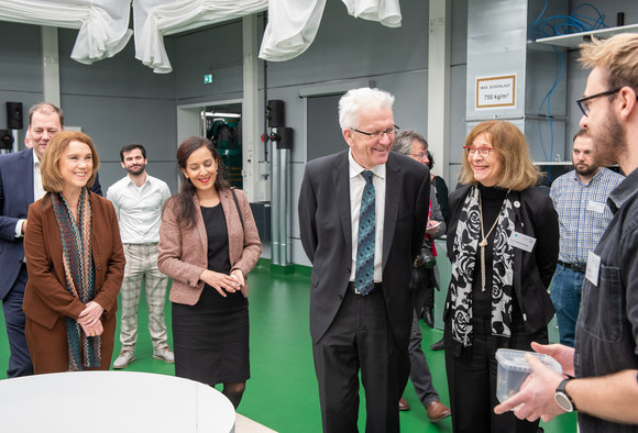 Hoschschulen Ministerin besucht Universität Konstanz Hier sehen Sie Ministerin Olschowski und Ministerpräsident Kretschmann bei der Besichtigung der Universität Konstanz