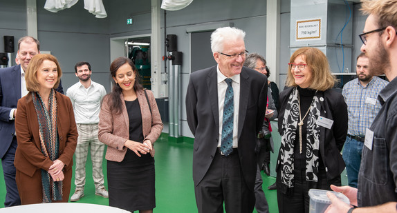 Hier sehen Sie Ministerin Olschowski und Ministerpräsident Kretschmann bei der Besichtigung der Universität Konstanz
