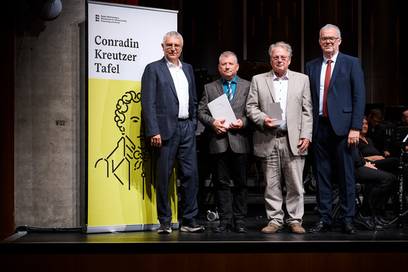 Kunst und Kultur 14 Amateurmusik-Vereine mit Conradin-Kreutzer-Tafel geehrt Männergesangverein Cäcilia Nagold-Vollmaringen