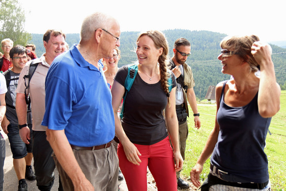Sommertour Kretschmann wandert mit Bürgerinnen und Bürgern Wanderung von Schramberg nach Schiltach: Ministerpräsident Winfried Kretschmann (M.) im Gespräch