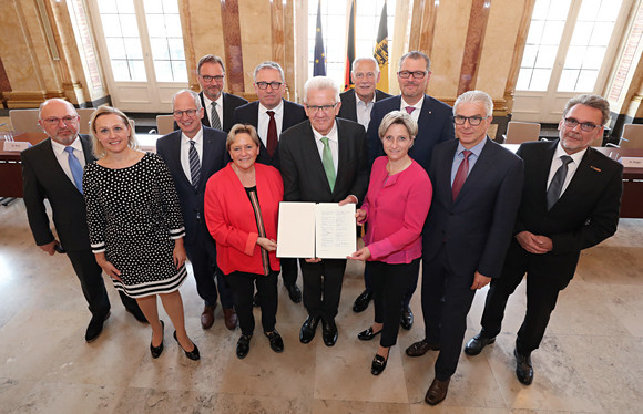 Ausbildung Neues Ausbildungsbündnis unterzeichnet Gruppenbild mit Ministerpräsident Winfried Kretschmann (Bild: Staatsministerium Baden-Württemberg)