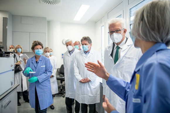Coronavirus Kretschmann besucht Landesgesundheitsamt Ministerpräsident Winfried Kretschmann und Gesundheitsminister Manne Lucha (M.) im Landesgesundheitsamt (Bild: Staatsministerium Baden-Württemberg)